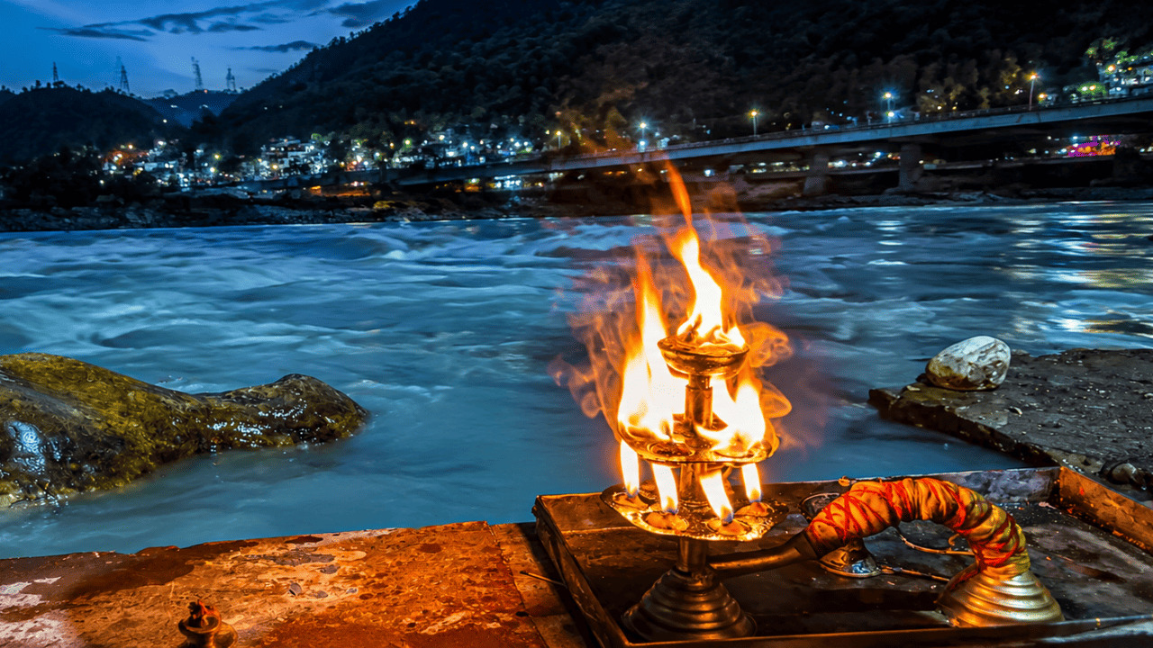 Evening Ganga Arti beside Alaknanda